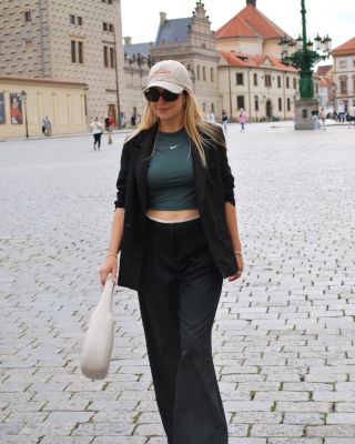 City of Prague = náš hood. Streets know. 🖤😎 . . #czfashion #capswithpersonalities #cepicekteramamindset #styleoverhype...